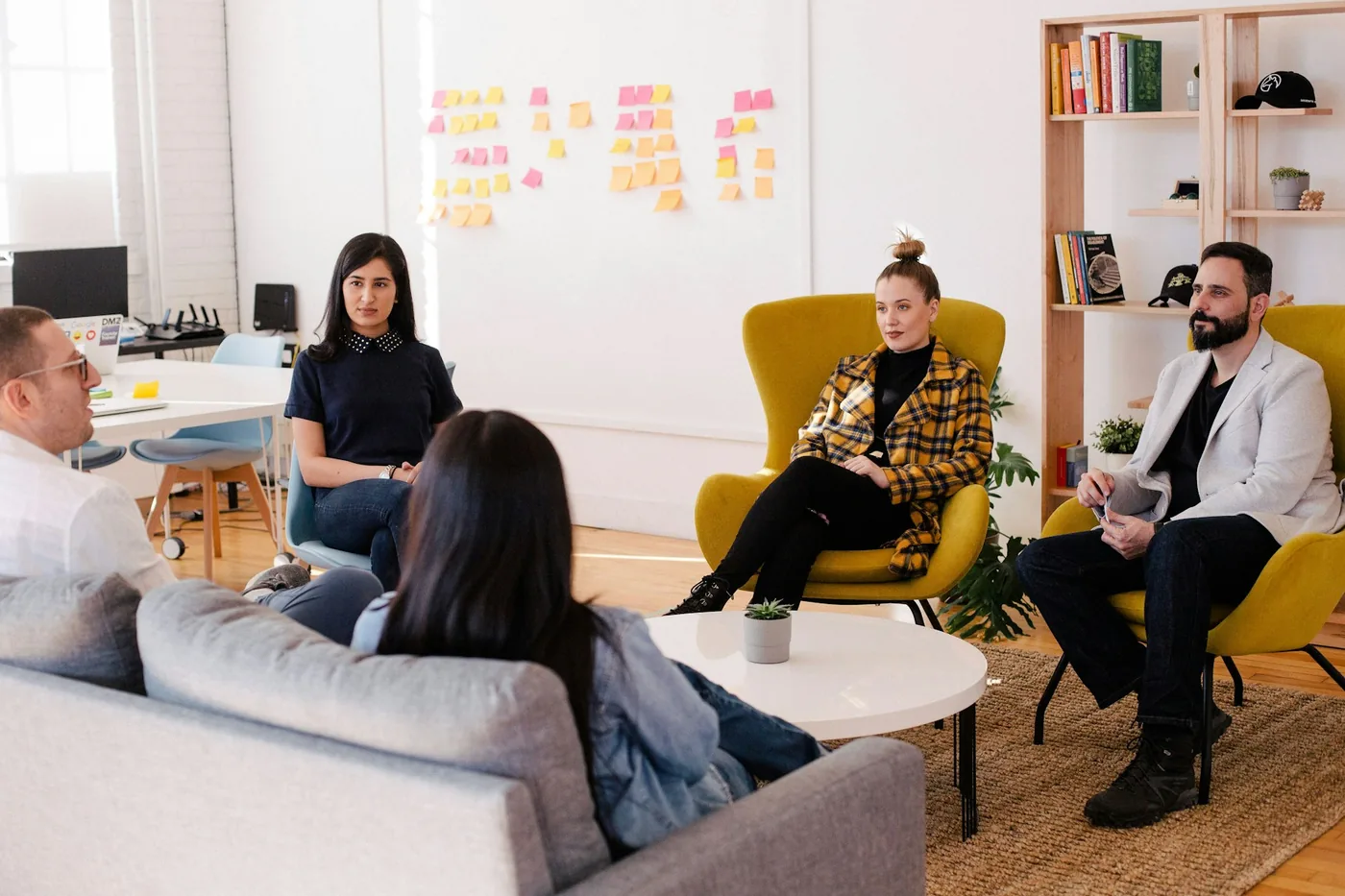 Colleagues in a relaxed discussion in a bright workspace